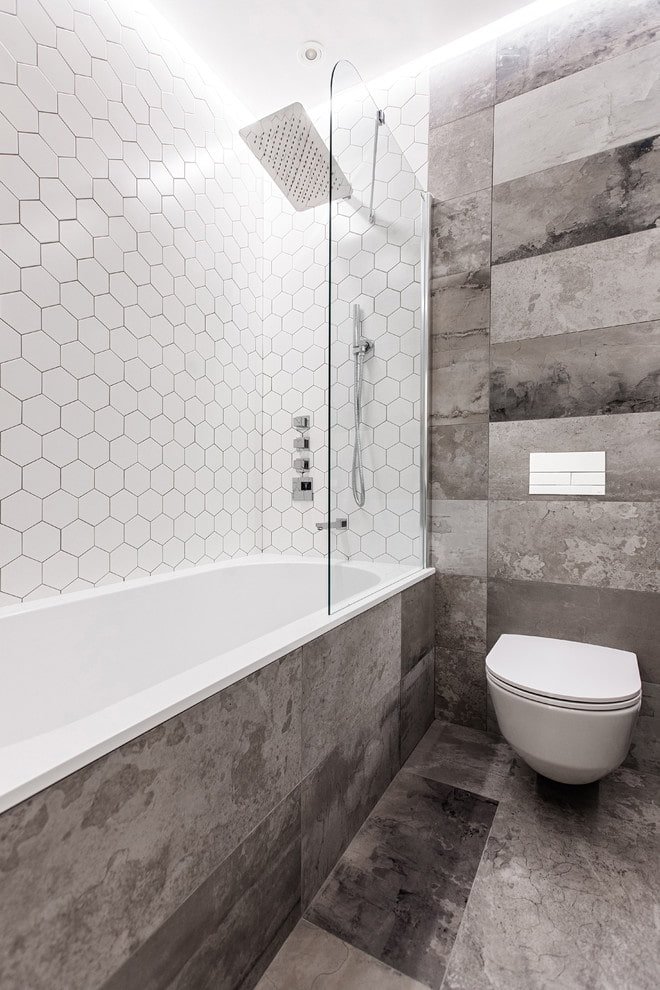 decorazione di piastrelle grigie e bianche nel bagno