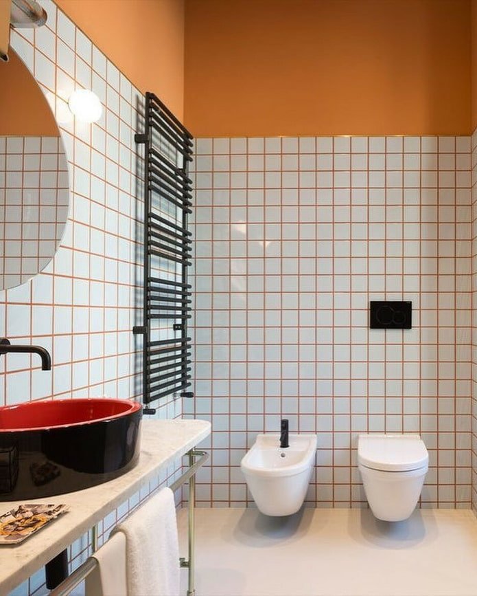 piastrelle bianche con stucco nel interno del bagno