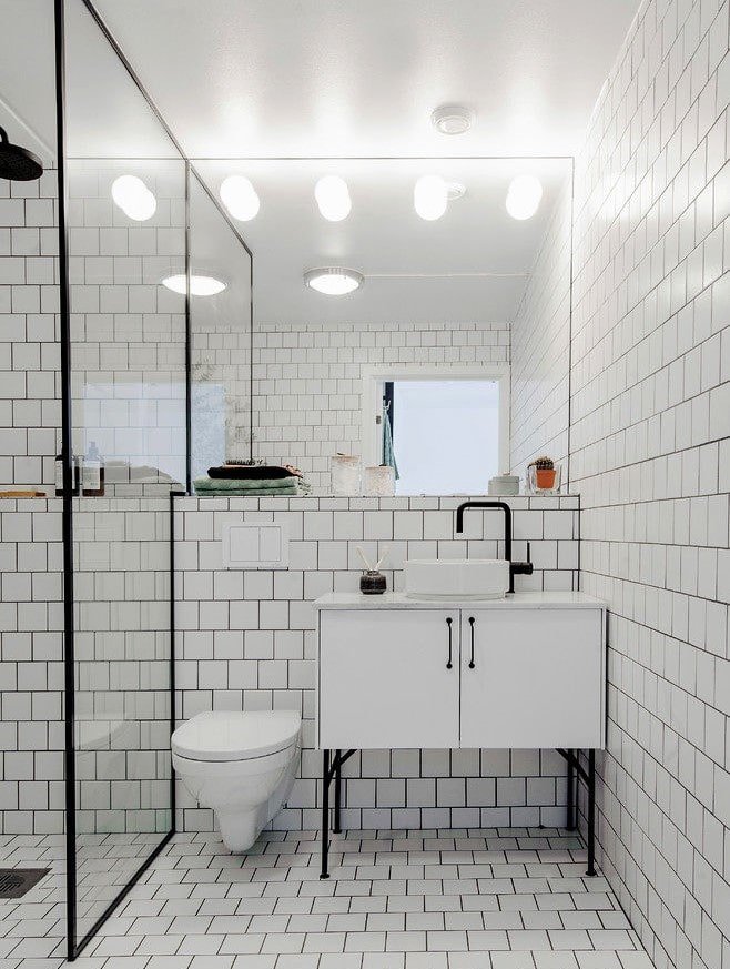 piastrelle bianche con stucco nell'interno del bagno
