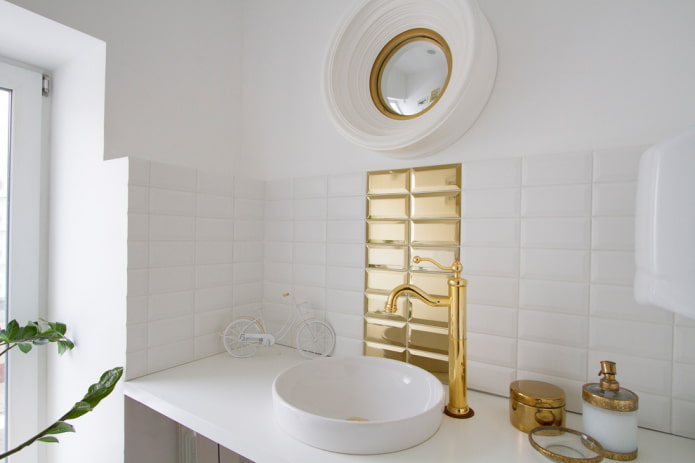 piastrelle bianche e oro nell'interno del bagno