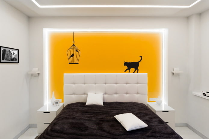 camera da letto bianca con accenti luminosi
