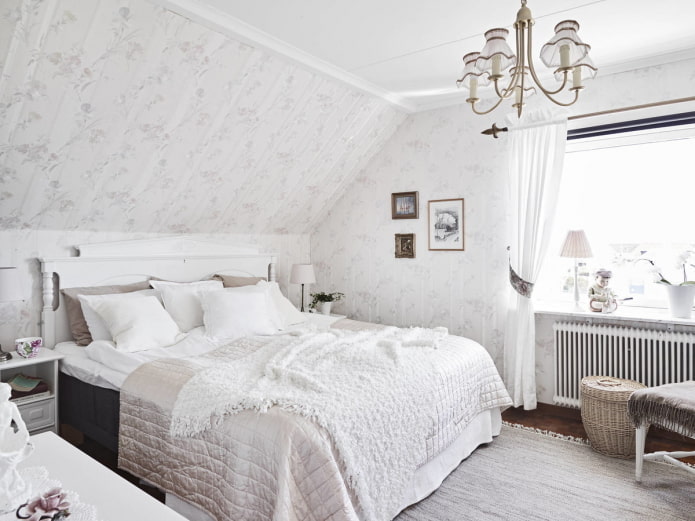 interno di una camera da letto bianca in stile provenzale