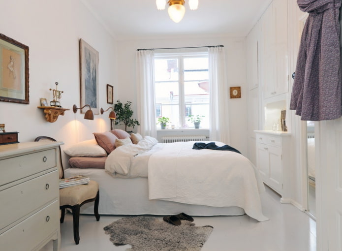 interno di una camera da letto bianca in stile scandinavo