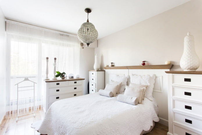 mobili nell'interno della camera da letto nei toni del bianco