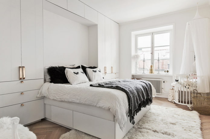 mobili all'interno di una camera da letto nei toni del bianco