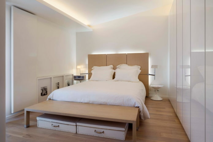 mobili all'interno di una camera da letto nei toni del bianco