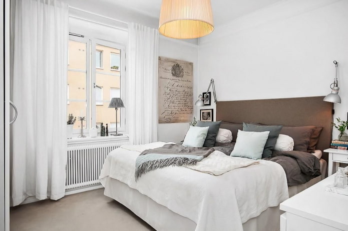 interno della camera da letto nei toni del bianco e del marrone