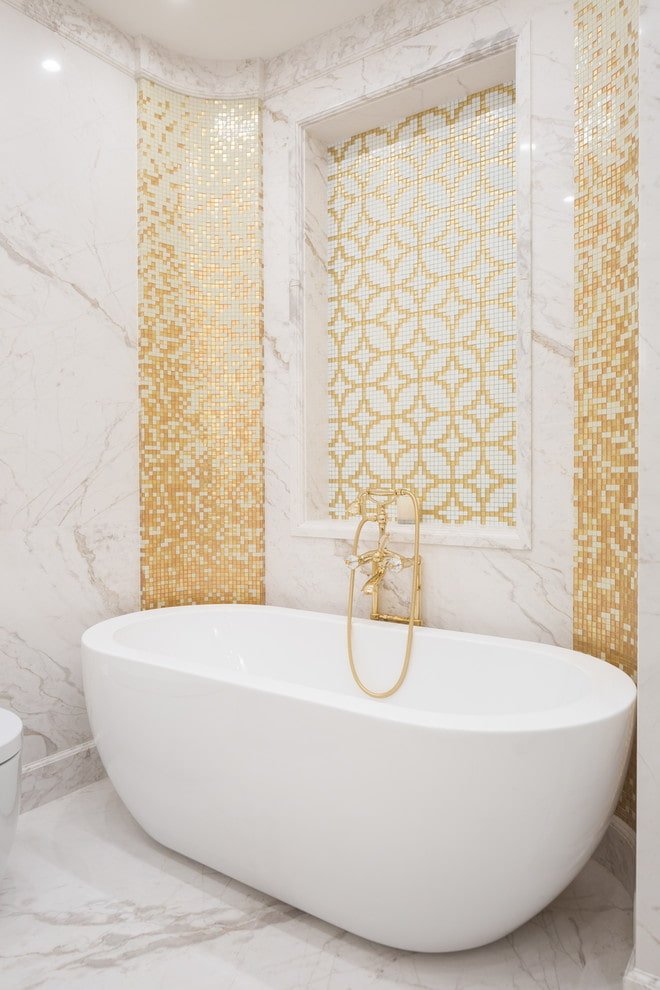 interno del bagno nei toni del bianco e dell'oro
