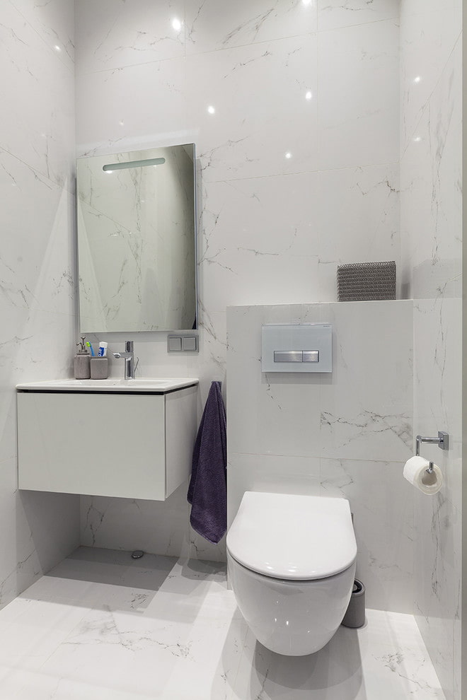 design degli interni del bagno nei toni del bianco