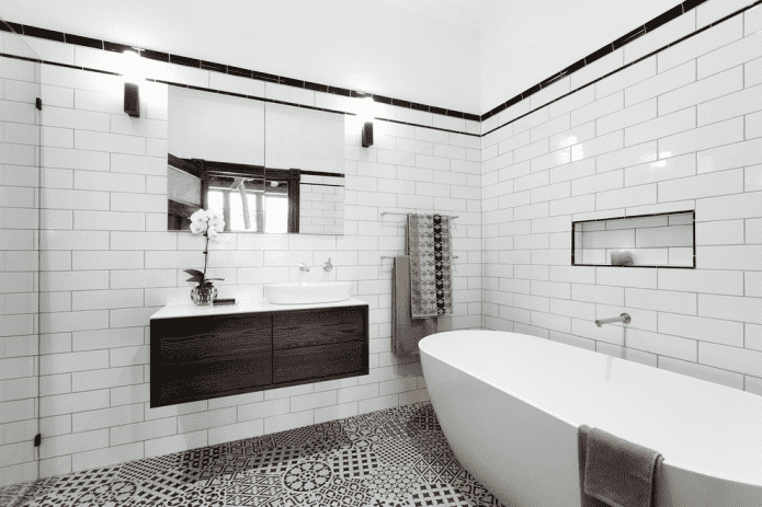 design degli interni del bagno nei toni del bianco
