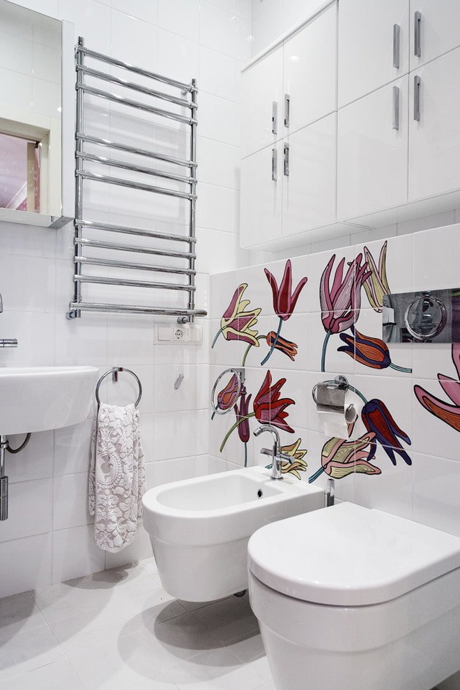 design degli interni del bagno nei toni del bianco