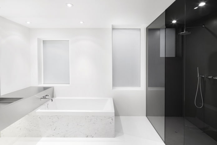 bagno in stile minimalista nei toni del bianco