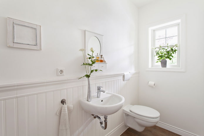design degli interni del bagno nei toni del bianco