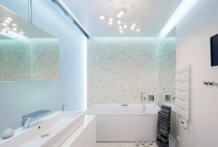 design degli interni del bagno nei toni del bianco