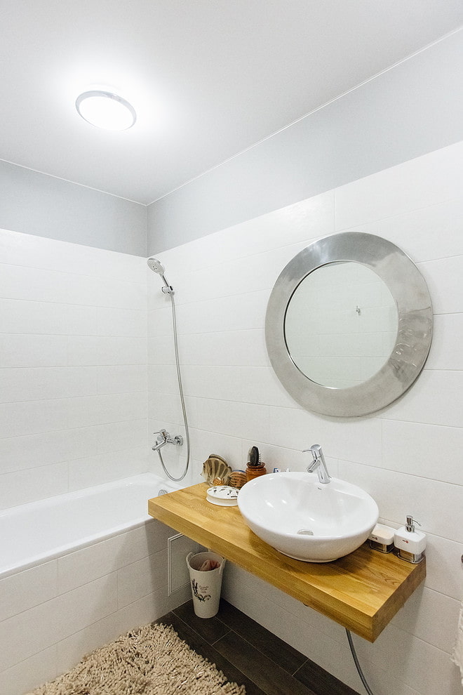mobili nell'interno del bagno nei toni del bianco