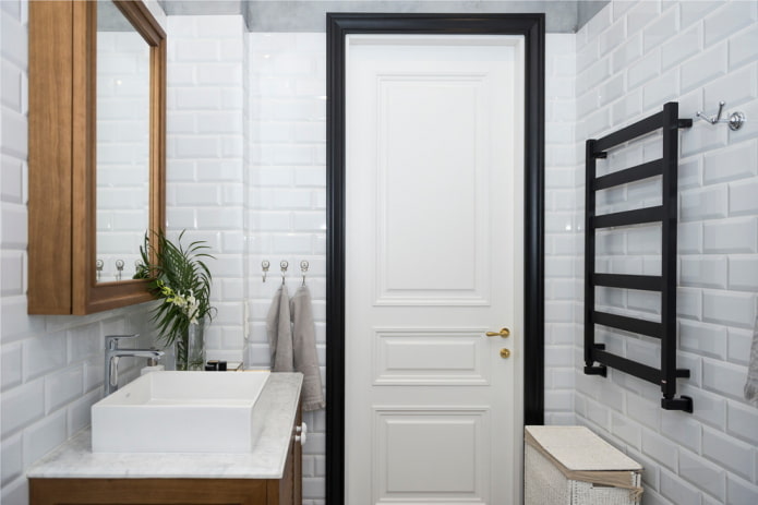 rifiniture dell'interno del bagno nei toni del bianco