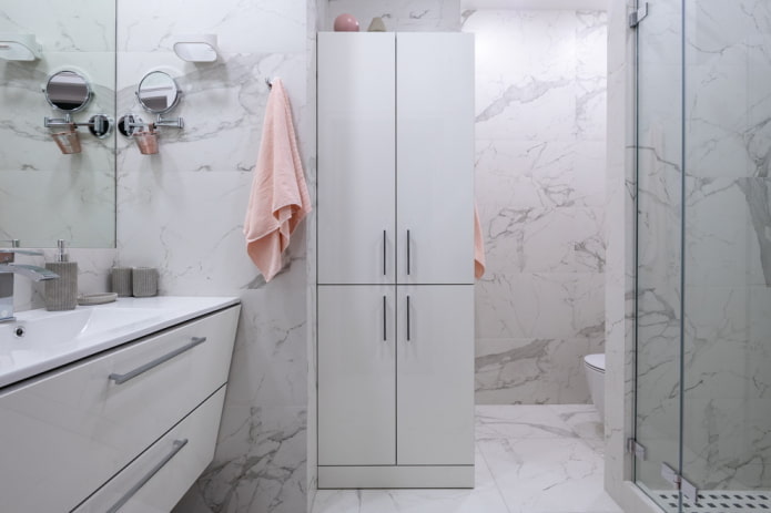 mobili nell'interno del bagno nei toni del bianco