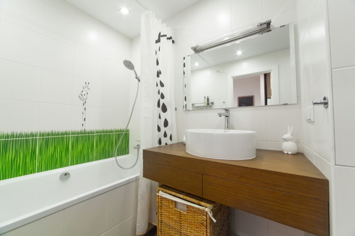 mobili nell'interno del bagno nei toni del bianco