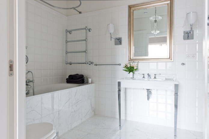 mobili nell'interno del bagno nei toni del bianco