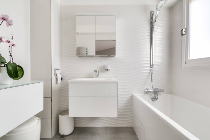 mobili nell'interno del bagno nei toni del bianco