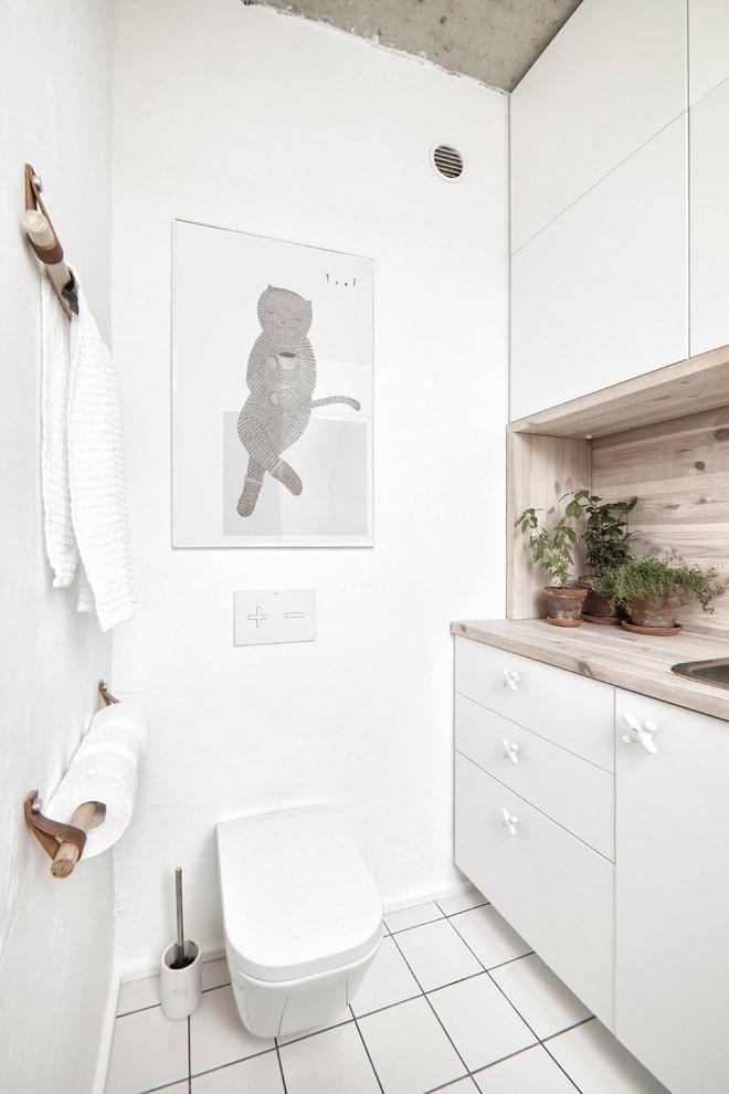 design degli interni del bagno nei toni del bianco