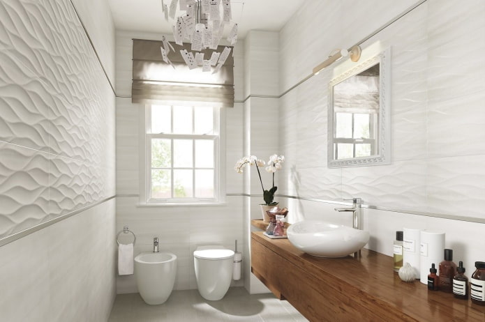 design degli interni del bagno nei toni del bianco