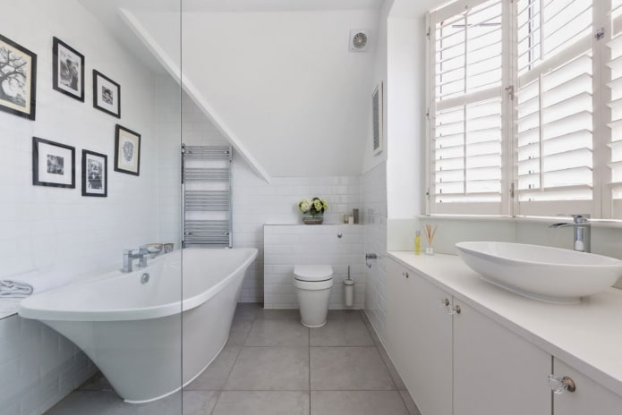 rifiniture per l'interno del bagno nei toni del bianco
