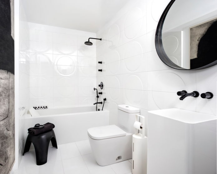 piastrelle bianche nel bagno