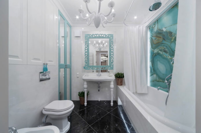 interno del bagno nei toni del bianco e del turchese