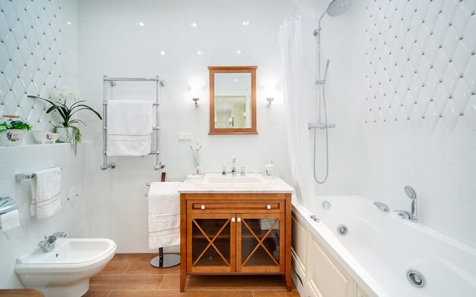 bagno in stile classico nei toni del bianco