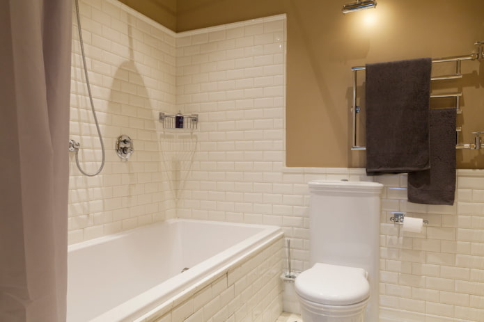 interno del bagno nei toni del bianco e del marrone