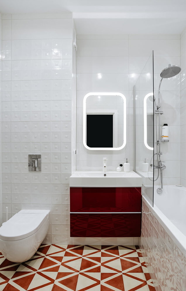 interno del bagno nei toni del rosso e del bianco