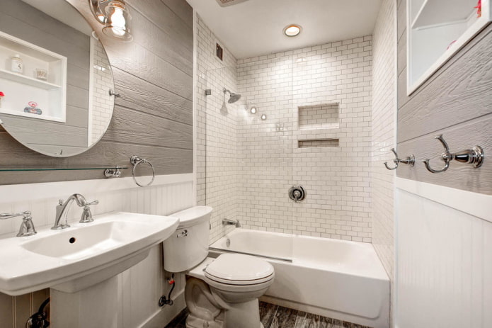 interno del bagno nei toni del bianco e del grigio