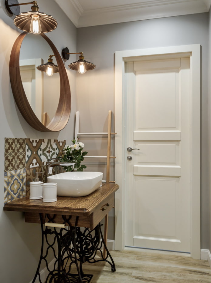 porte bianche a pannelli all'interno