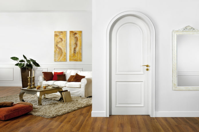 porte bianche con maniglie dorate all'interno
