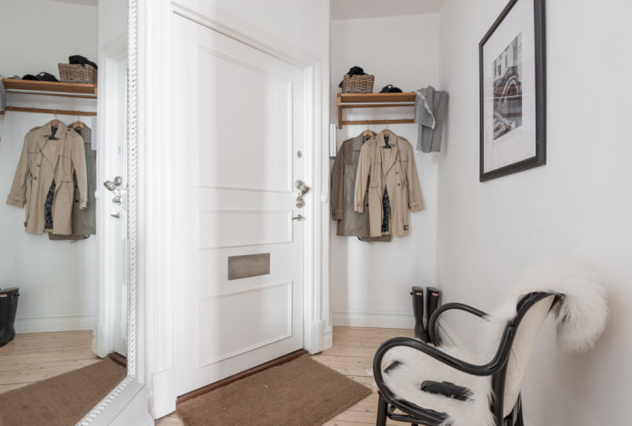 porte d'ingresso bianche all'interno