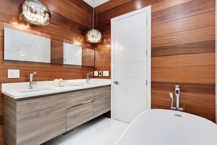 porte bianche con pareti marroni all'interno