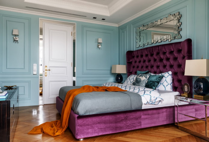 porte bianche con maniglie dorate all'interno