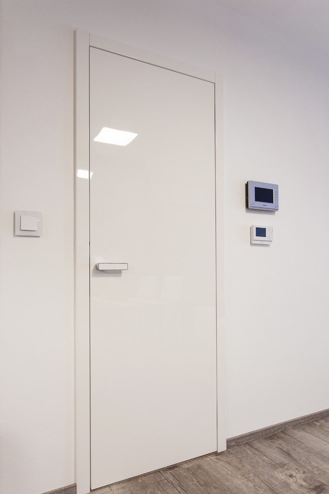 porte bianche in plastica all'interno