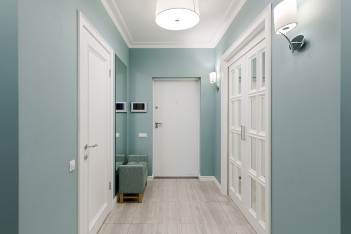 porte bianche con pavimento grigio all'interno
