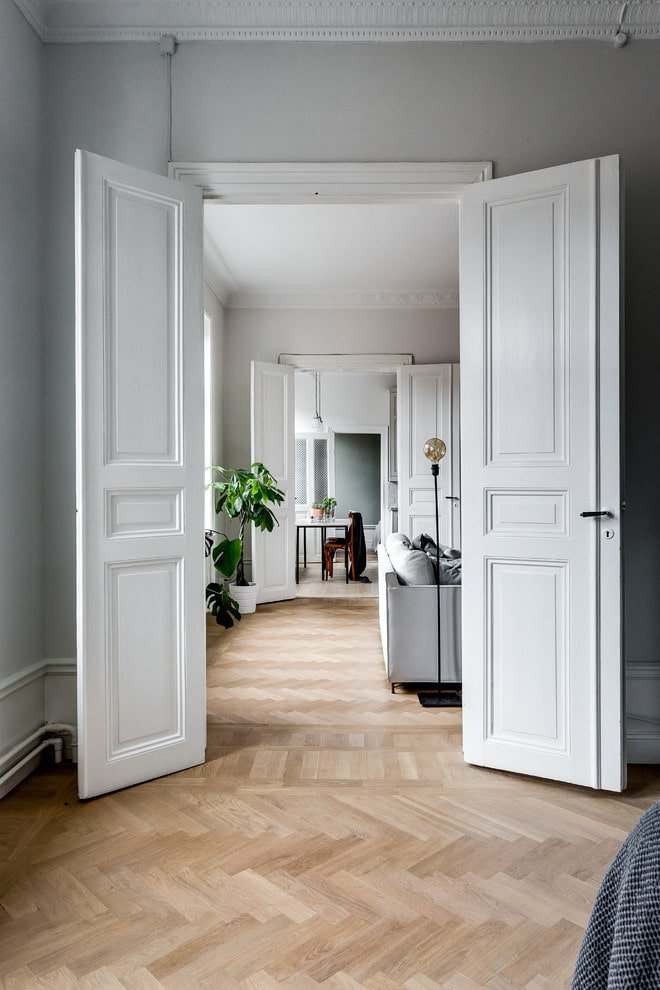porte bianche in legno all'interno