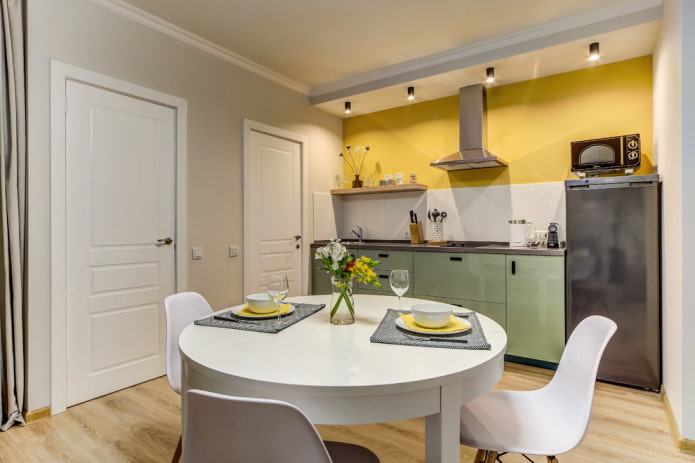 porte bianche all'interno della cucina