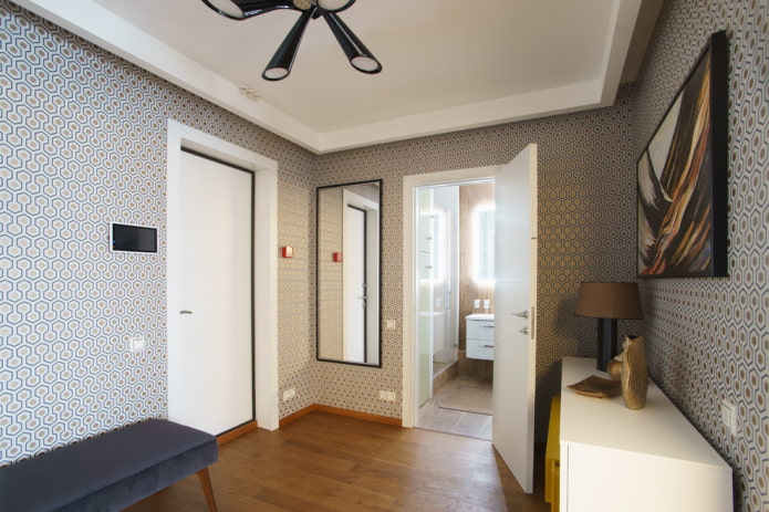 porte bianche con pavimento marrone all'interno