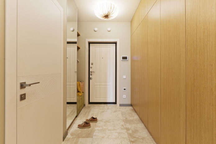 porte bianche con pavimento beige all'interno