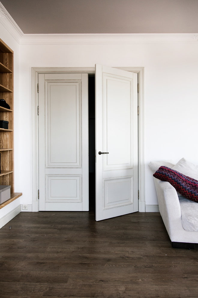 porte bianche con pavimento scuro all'interno