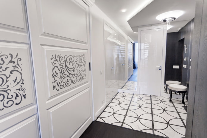 porte bianche con un motivo all'interno