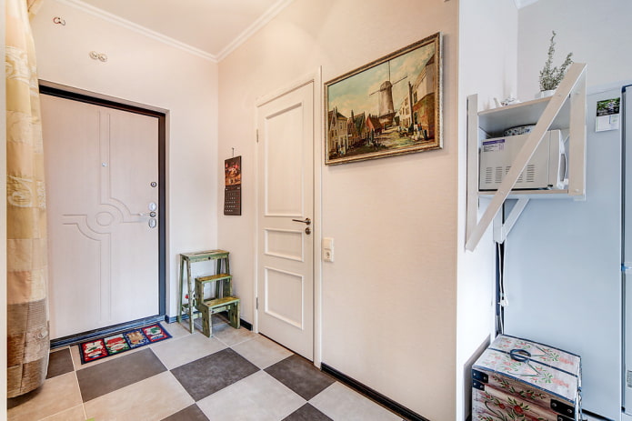 porte bianche con battiscopa scuro all'interno