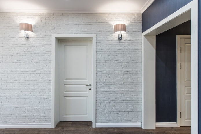 porte bianche con battiscopa bianco all'interno