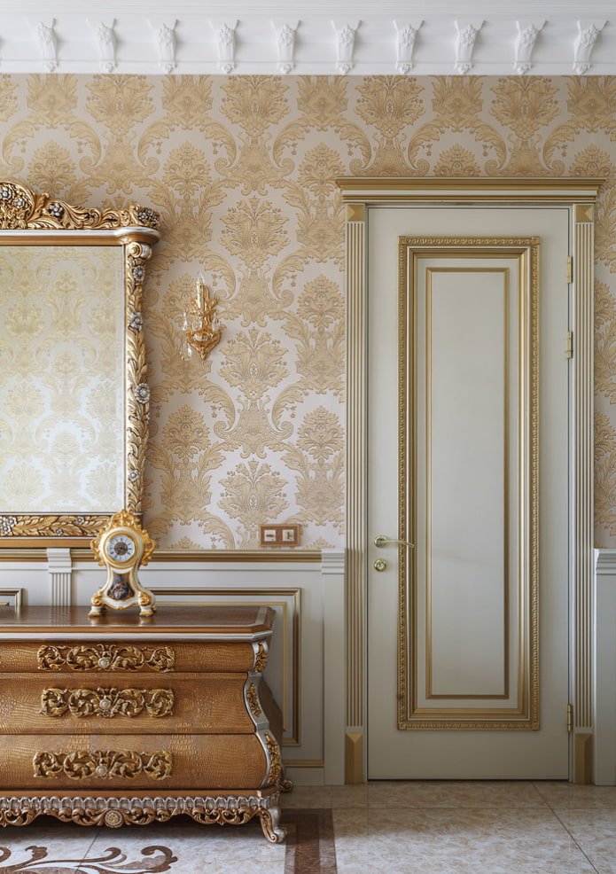porte bianche e oro all'interno