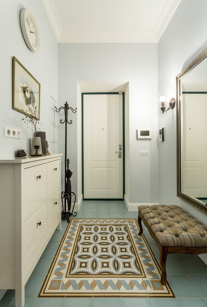 porte bianche con mobili bianchi all'interno